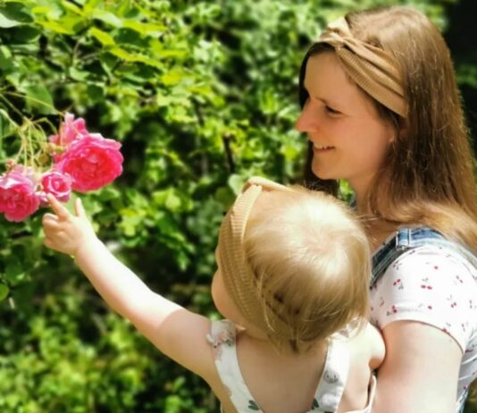 Lea und ihre kleine Tochter genießen jeden glücklichen Moment.