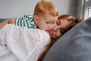 Auch die Kleinsten können unter trockener Haut leiden. Mama Claudia cremt deshalb ihren kleinen Sohn mit der DEXERYL Pflegecreme ein. Foto: Pexels