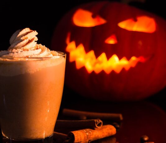 Spooktober: Mit unserem Rezept schmeckt der Pumpkin Spice Latte auch deinem Kind.