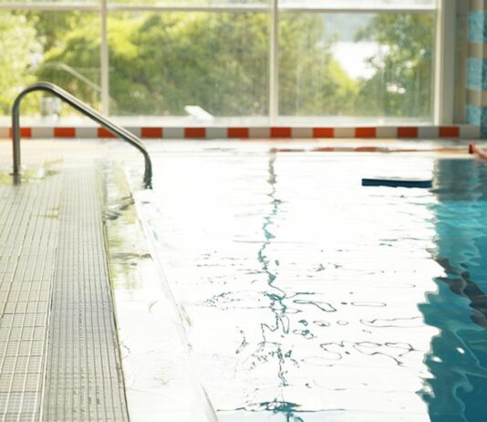 In einem Schwimmbad in Hamburg kam ein kleines Mädchen ums Leben.