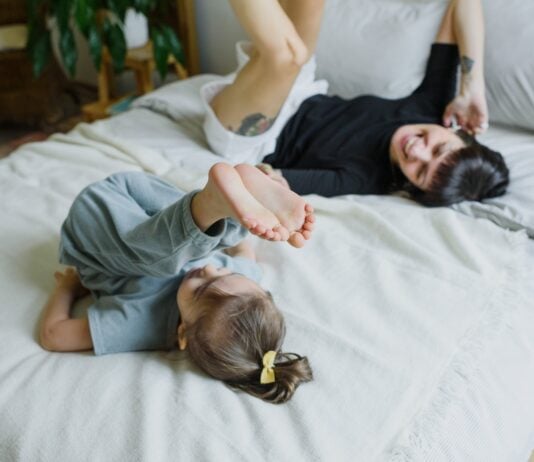 Wenn das Kind wie ein aufgezogenes Duracell-Häschen durch den Tag galoppiert, braucht auch die Mama genügend Energie, um mithalten zu können. Foto: Pexels