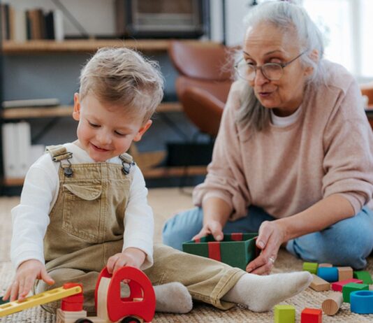 Bei "Granny als Nanny" übernimmt Oma die Kinderbetreuung - und wird dafür bezahlt.