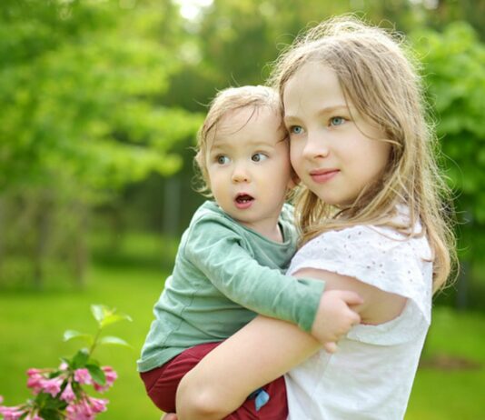 Die große Schwester – oft ein Vorbild für die jüngeren.