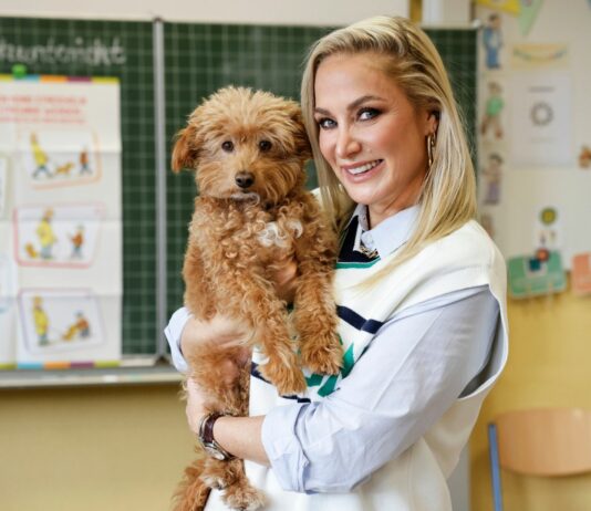 Janine Kunze mit ihrem Maltipoo Krümel.