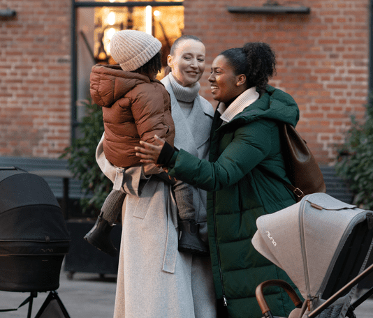 Ihr verreist das erste Mal mit Baby im Winter? Wie aufregend. Wir haben Tipps für euch, wie ihr die kostbare Zeit entspannt genießen könnt.