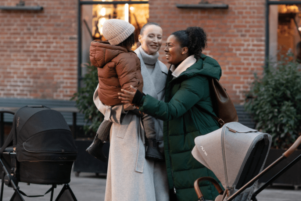 Ihr verreist das erste Mal mit Baby im Winter? Wie aufregend. Wir haben Tipps für euch, wie ihr die kostbare Zeit entspannt genießen könnt.