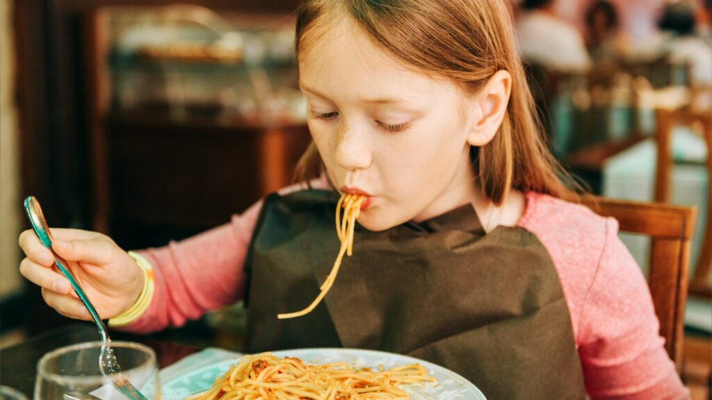 Für unerzogene Kinder: Restaurant lässt Eltern Strafe zahlen