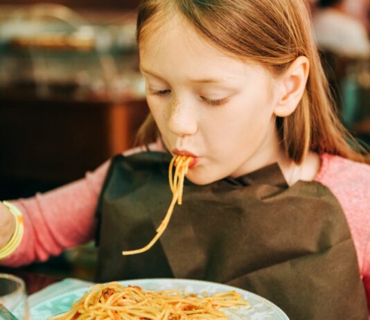 Kinder im Restaurant – ein Thema, das immer wieder für Diskussionen sorgt.