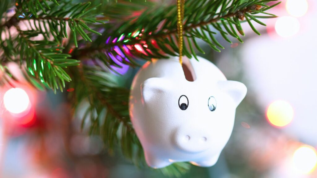 Mutter spart bei Weihnachtsgeschenken und bekommt Hasskommentare