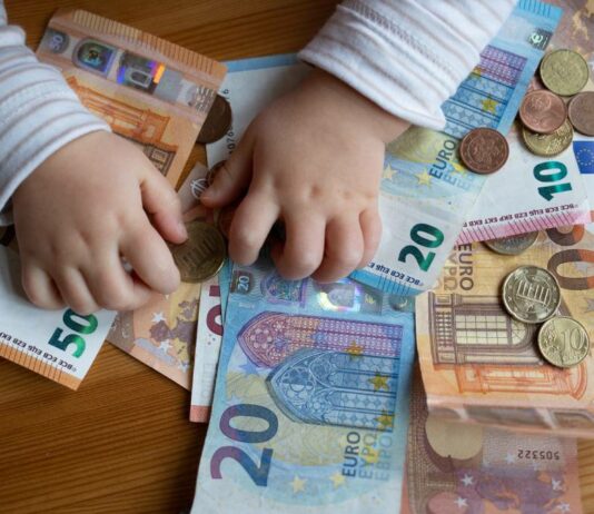 Der Kinderzuschlag - Erfahre hier alles Wichtige zu der finanziellen Unterstützung für Familien mit wenig Geld.