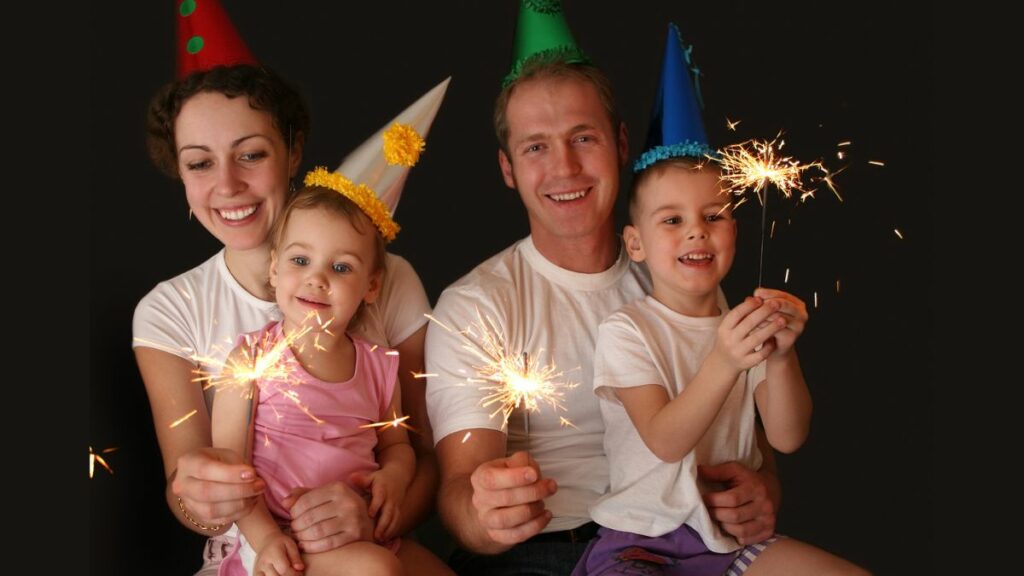 Neujahrsvorsätze für Familien: So habt ihr 2025 mehr voneinander
