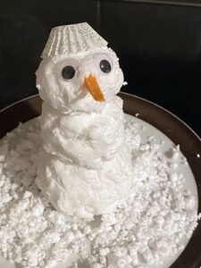 Aus dem selbst gemachten Schnee kannst du prima einen Schneemann bauen.