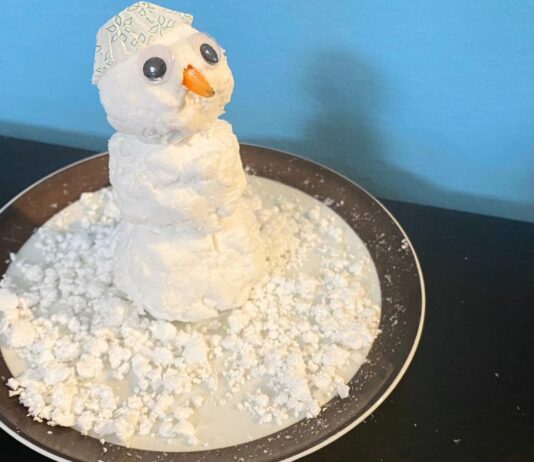 Um Schnee für einen Schneemann selber zu machen, brauchst du nur 2 Zutaten.