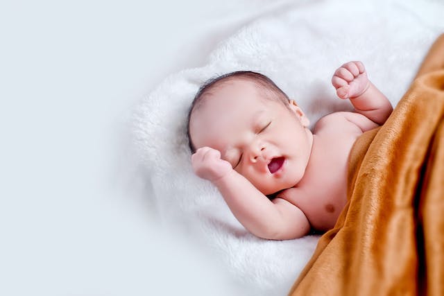 Durch eine leicht erhöhte Schlafposition bekommt dein Baby besser Luft! Foto: Pexels