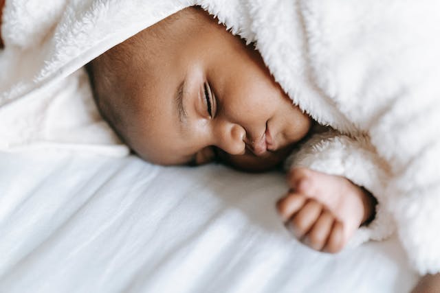 So schläft dein Baby trotz Schnupfen besser