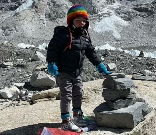 Der zweijährige Carter Dallas ist nun der jüngste Mensch, der je das Base Camp des Mount Everest erreicht hat.