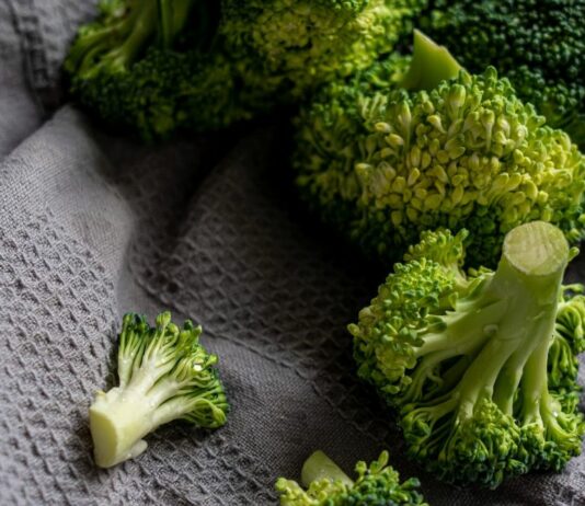 Trotz seiner blähenden Wirkung ist Brokkoli in der Stillzeit unbedenklich.
