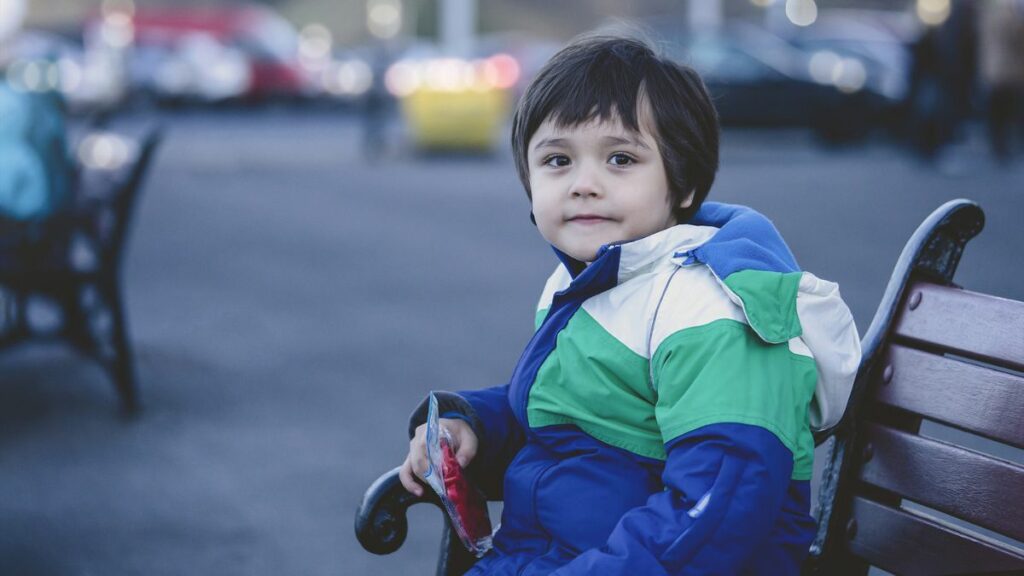 Ab wann dürfen Kinder im Dunkeln allein nach Hause laufen?