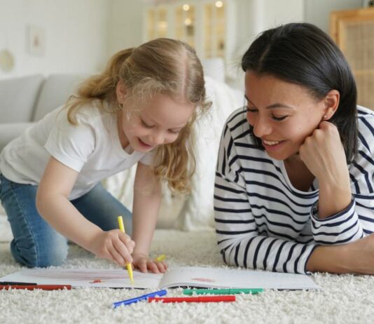 In Deutschland gibt es keine Kita-Pflicht. Eltern können ihre Kinder auch zuhause betreuen.