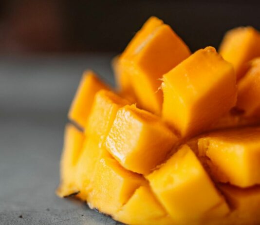 Mango ist in der Stillzeit grundsätzlich erlaubt, enthält aber vergleichsweise viel Fruchtzucker und gilt als nicht sonderlich kalorienarm.