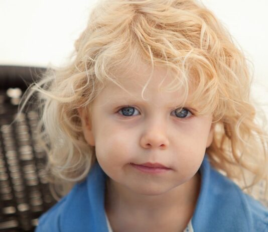 Wegen seiner langen Haare wird mein Sohn oft für ein Mädchen gehalten - und das nervt!