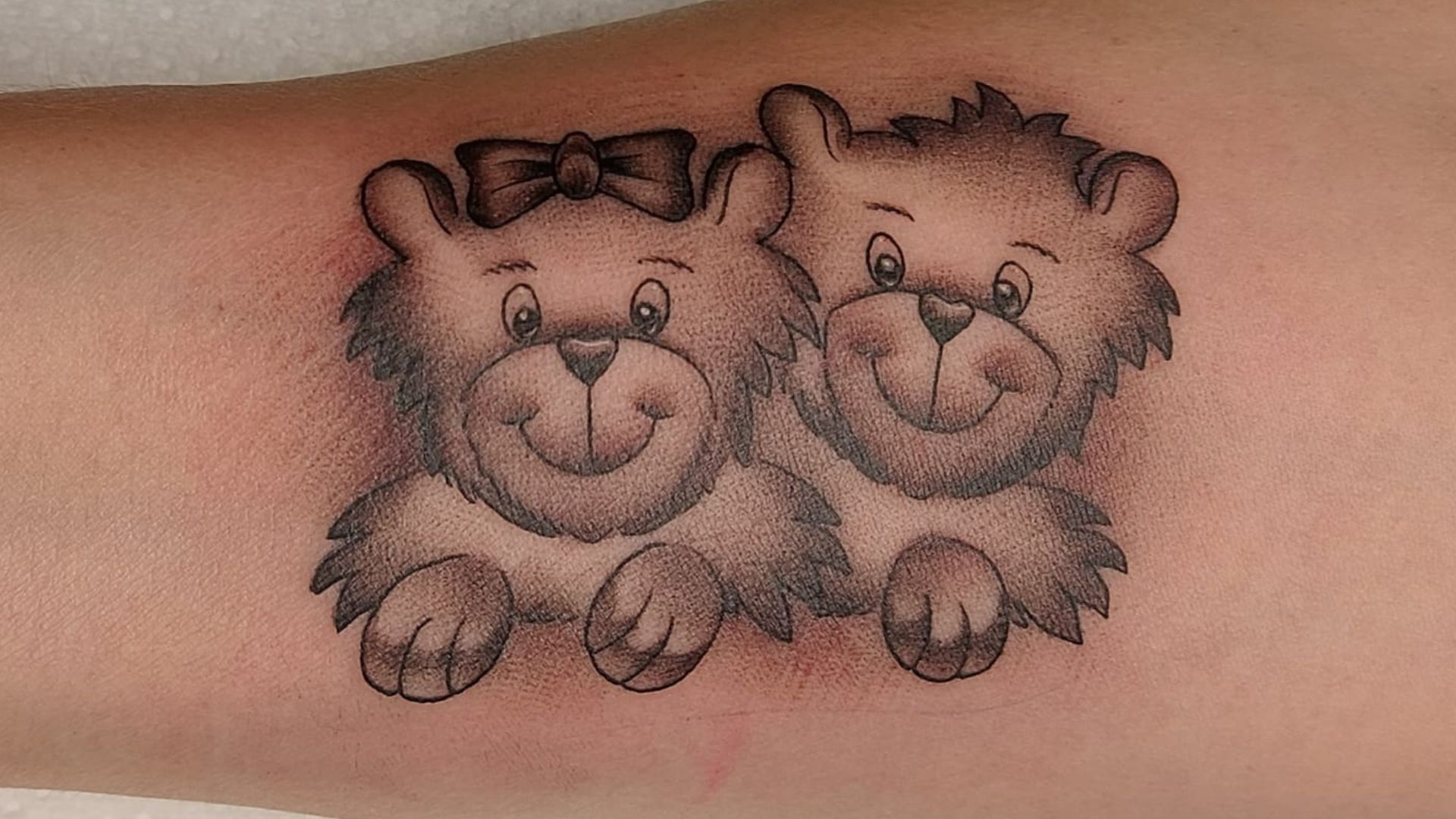 Sternenkinder-Tattoos: Zwei Teddys von einem Baby-Strampler.