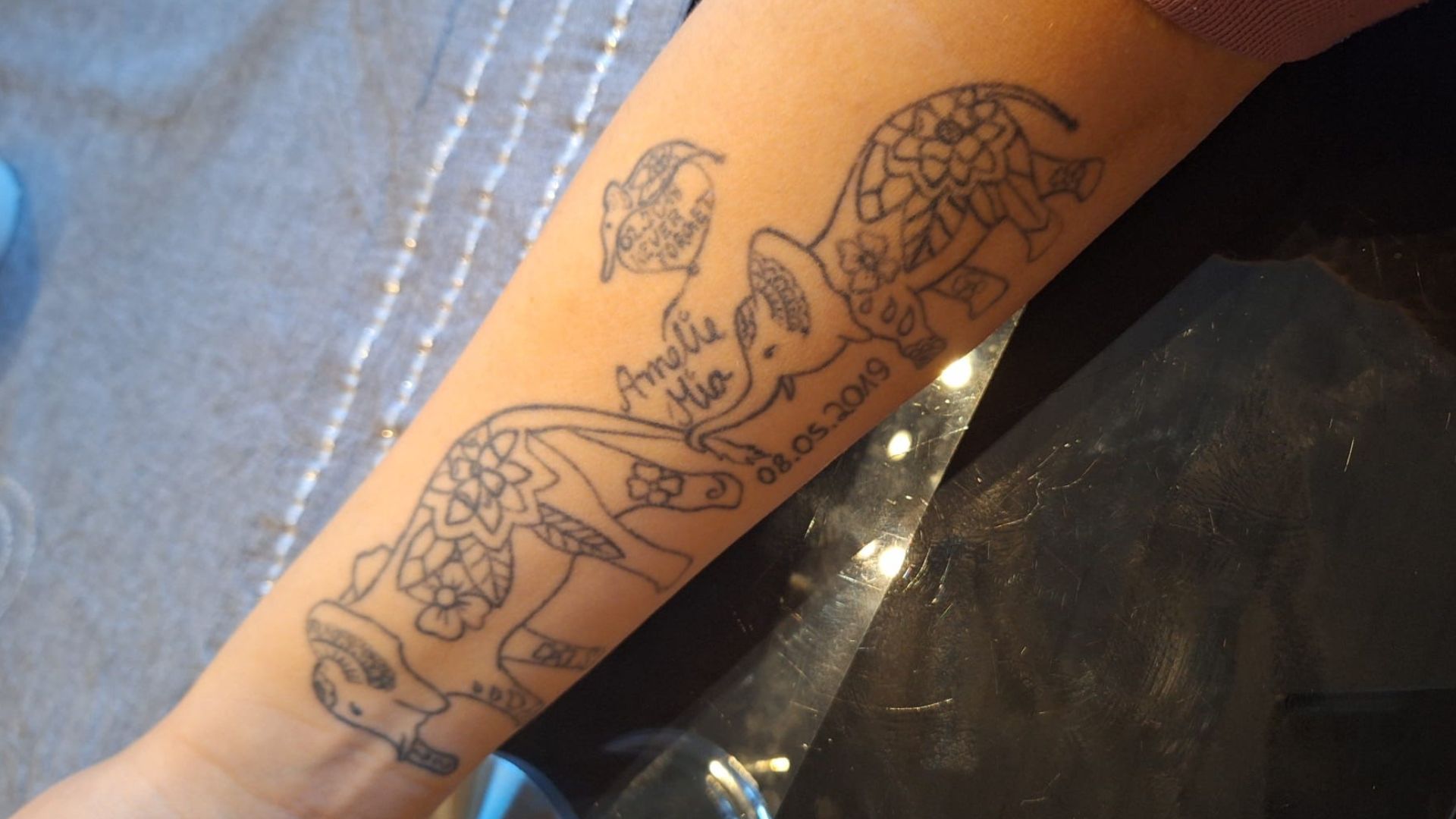 Die schönsten Sternenkinder-Tattoos: Wunderschöne Elefanten symbolisieren Mama, Tochter und Sternchen.