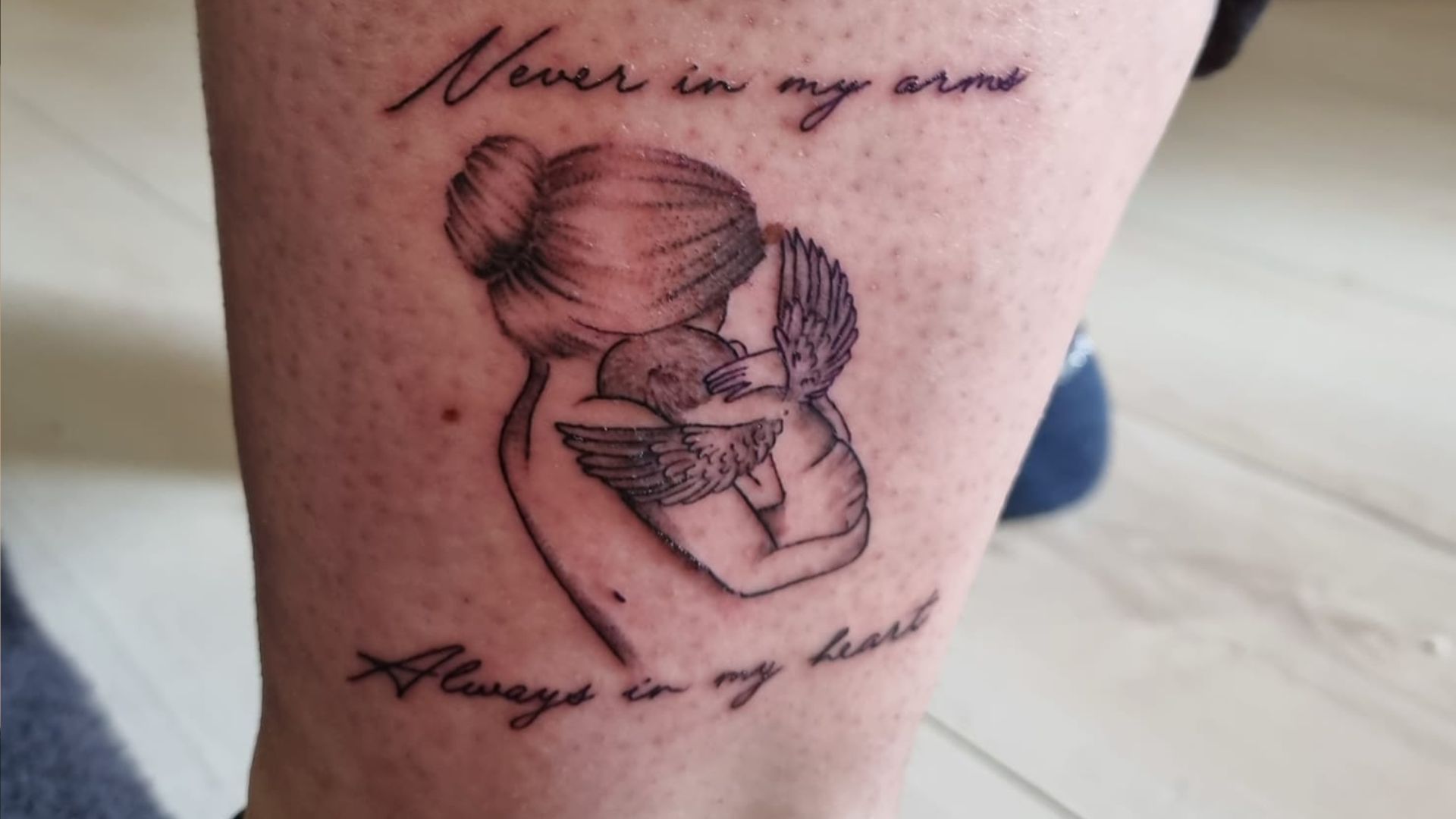 Ideen für Sternenkinder-Tattoos: Die Mama hält ihr Sternchen liebevoll in den Armen.