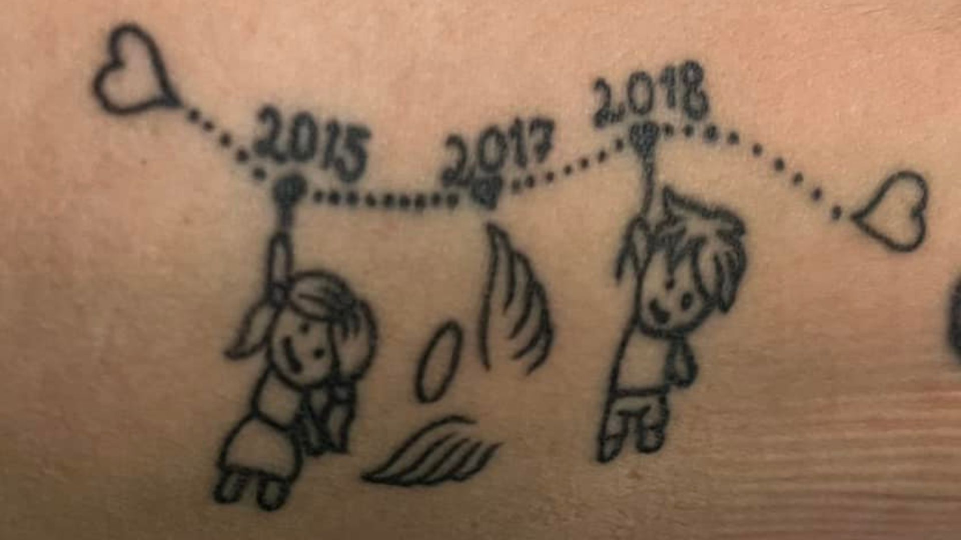 Sternenkinder-Tattoos: Zwei Kinder an der Hand und dazwischen ein Sternchen.