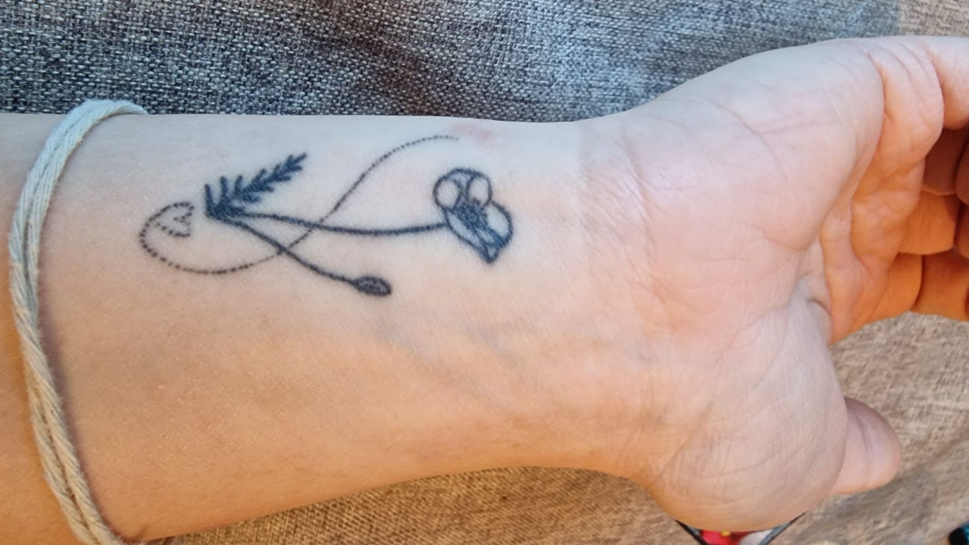 Eine Mohnblume als Tattoo für ein Sternenkind.