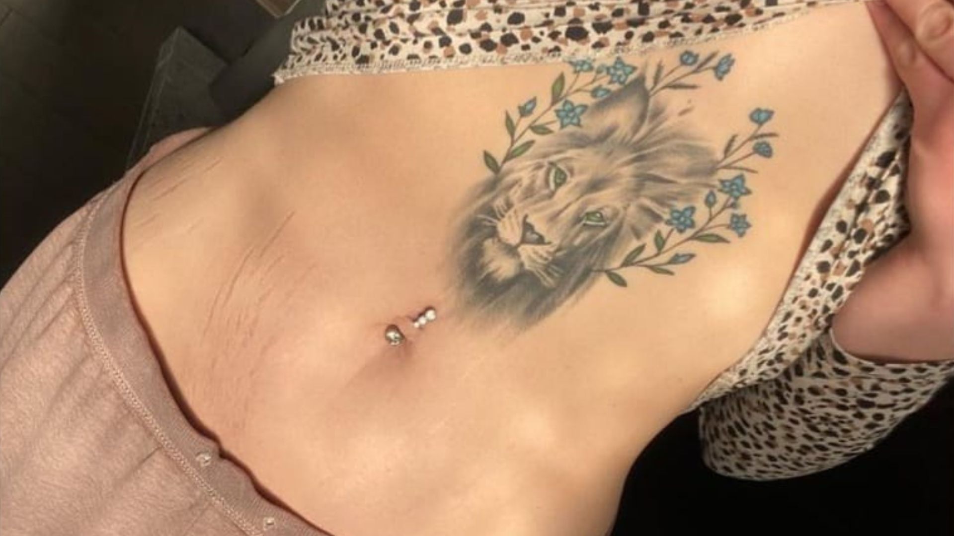 Sternenkind-Tattoo mit Löwen und Vergissmeinicht für einen kleinen Kämpfer.