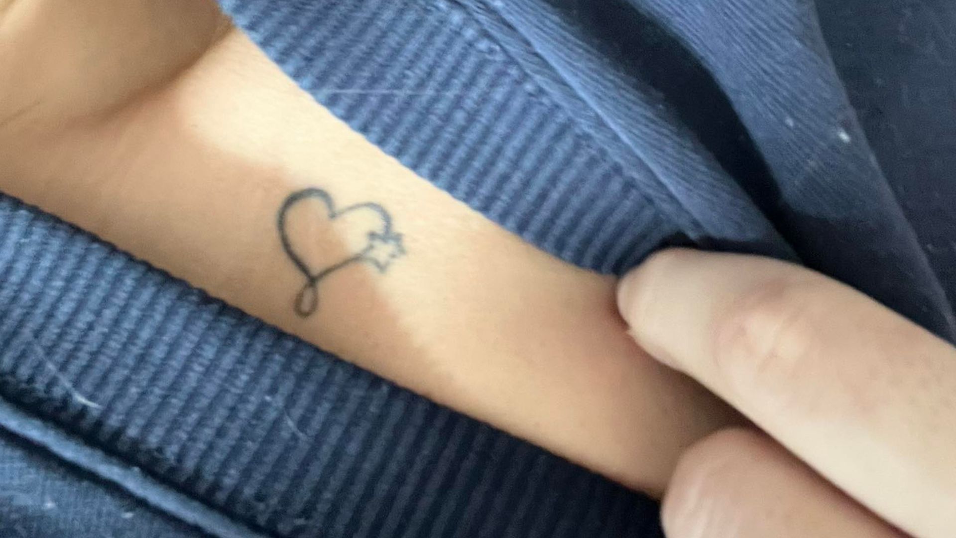 Schlicht, aber wunderschön: Das Sternenkind-Tattoo mit Herz und Sternchen.