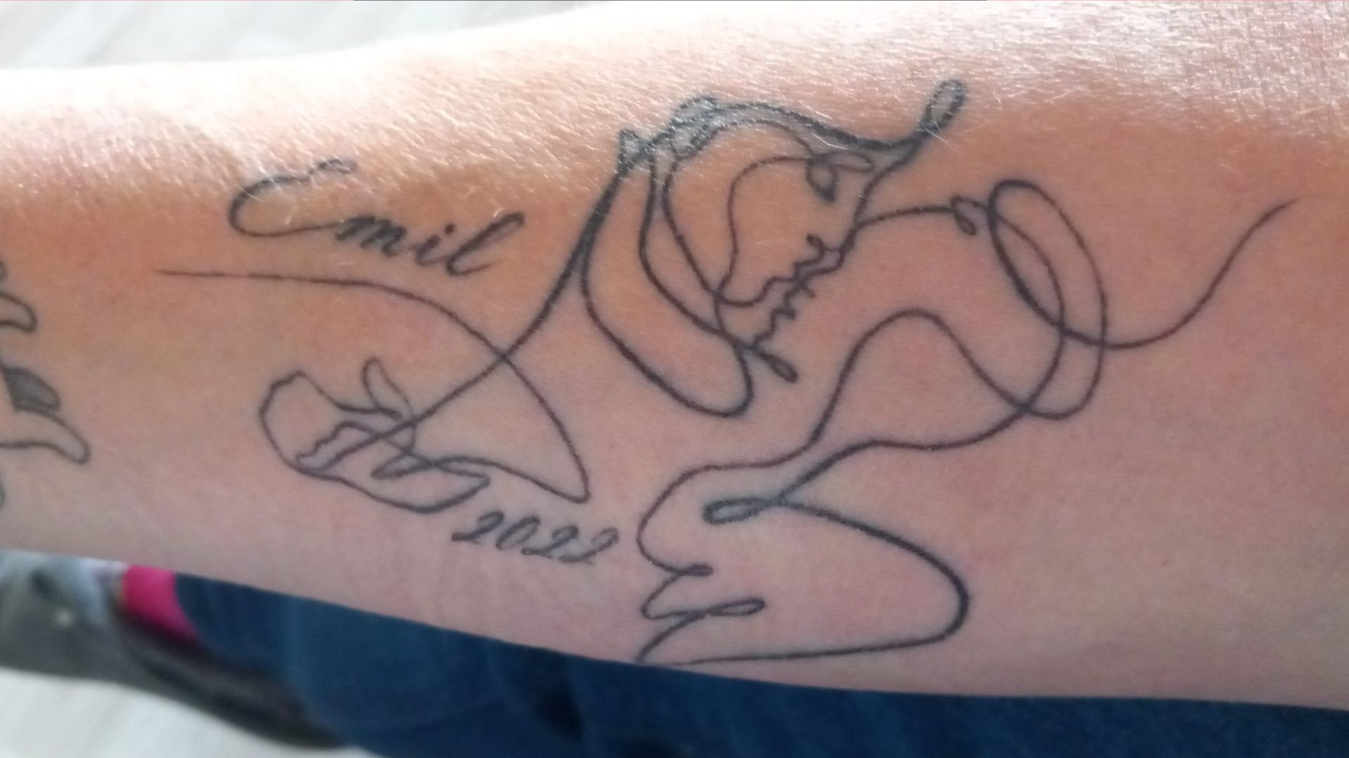 Sternenkinder-Tattoos aus der Echte Mamas Community: Name des Sternchens mit Zeichnung.