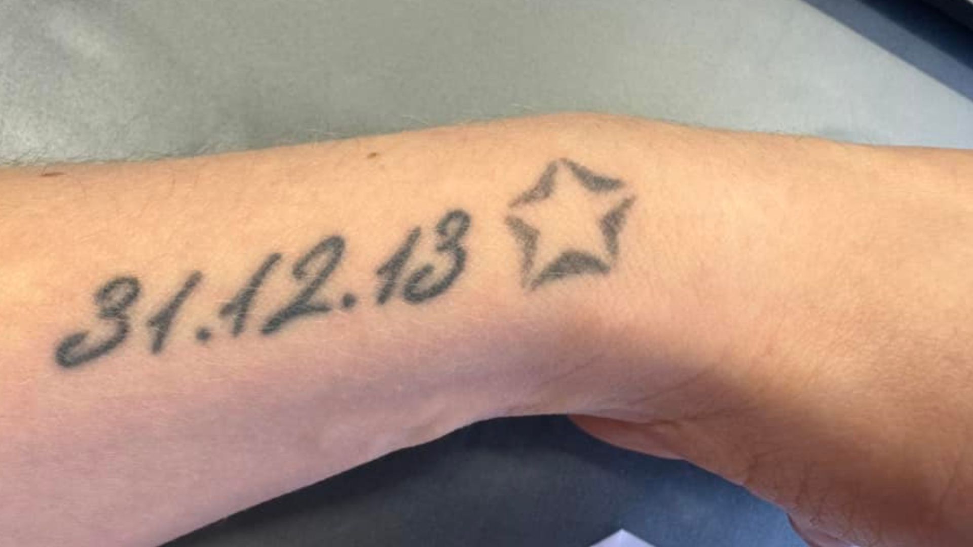 Idee für ein schlichtes Sternenkind-Tattoo: Das Datum mit einem kleinen Stern.