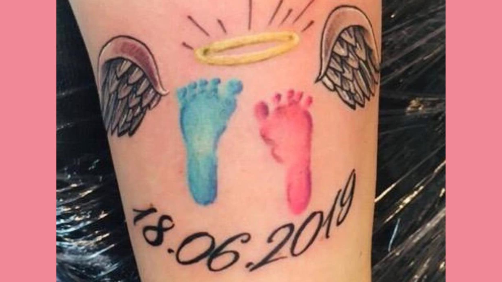 Kleine Fußabdrücke mit Engelsflügeln und Datum als persönliches Sternenkinder-Tattoo.