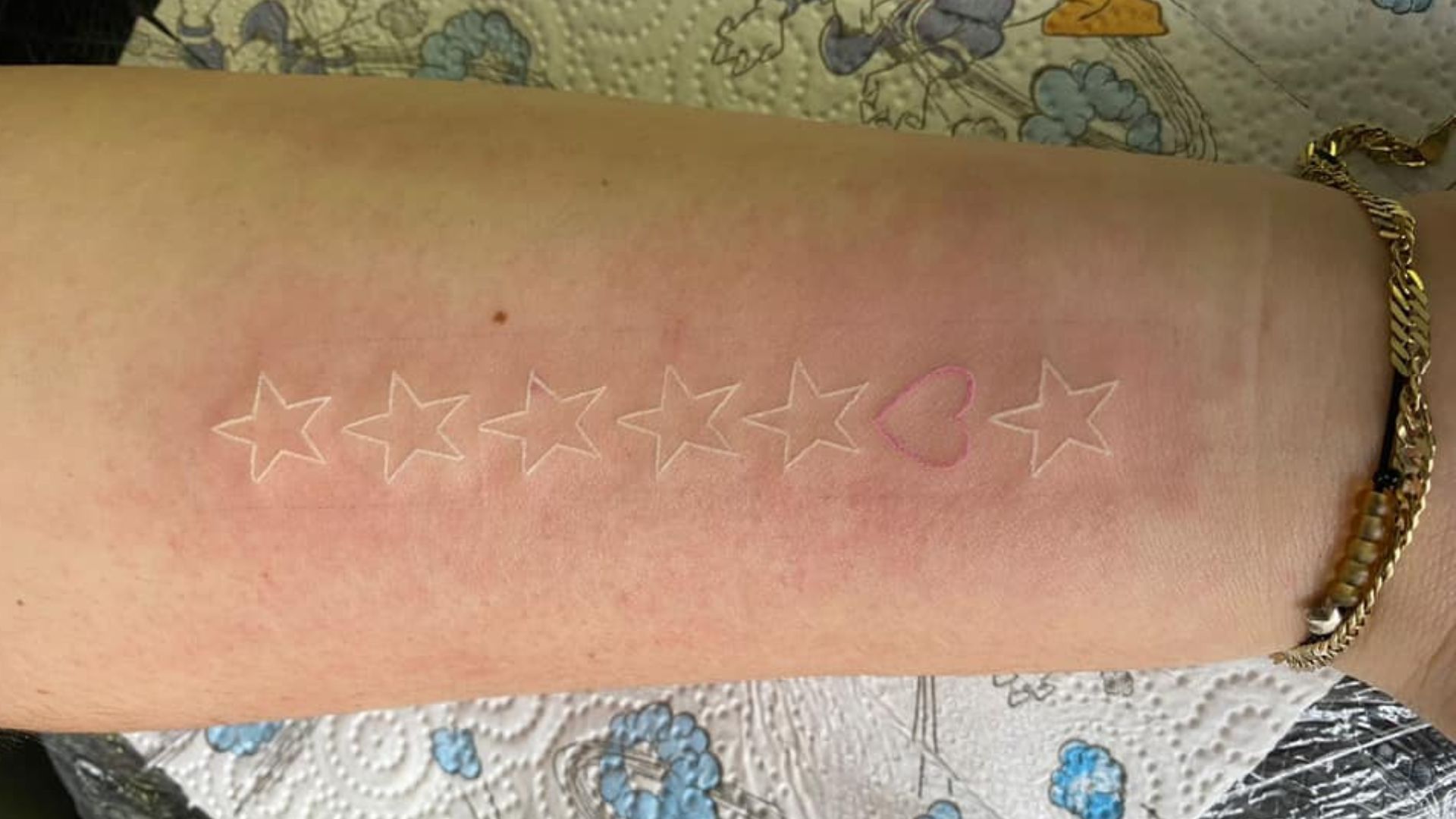 Sternenkinder-Tattoos: Fünf Sternchen und ein Herz für ganz viel Liebe.