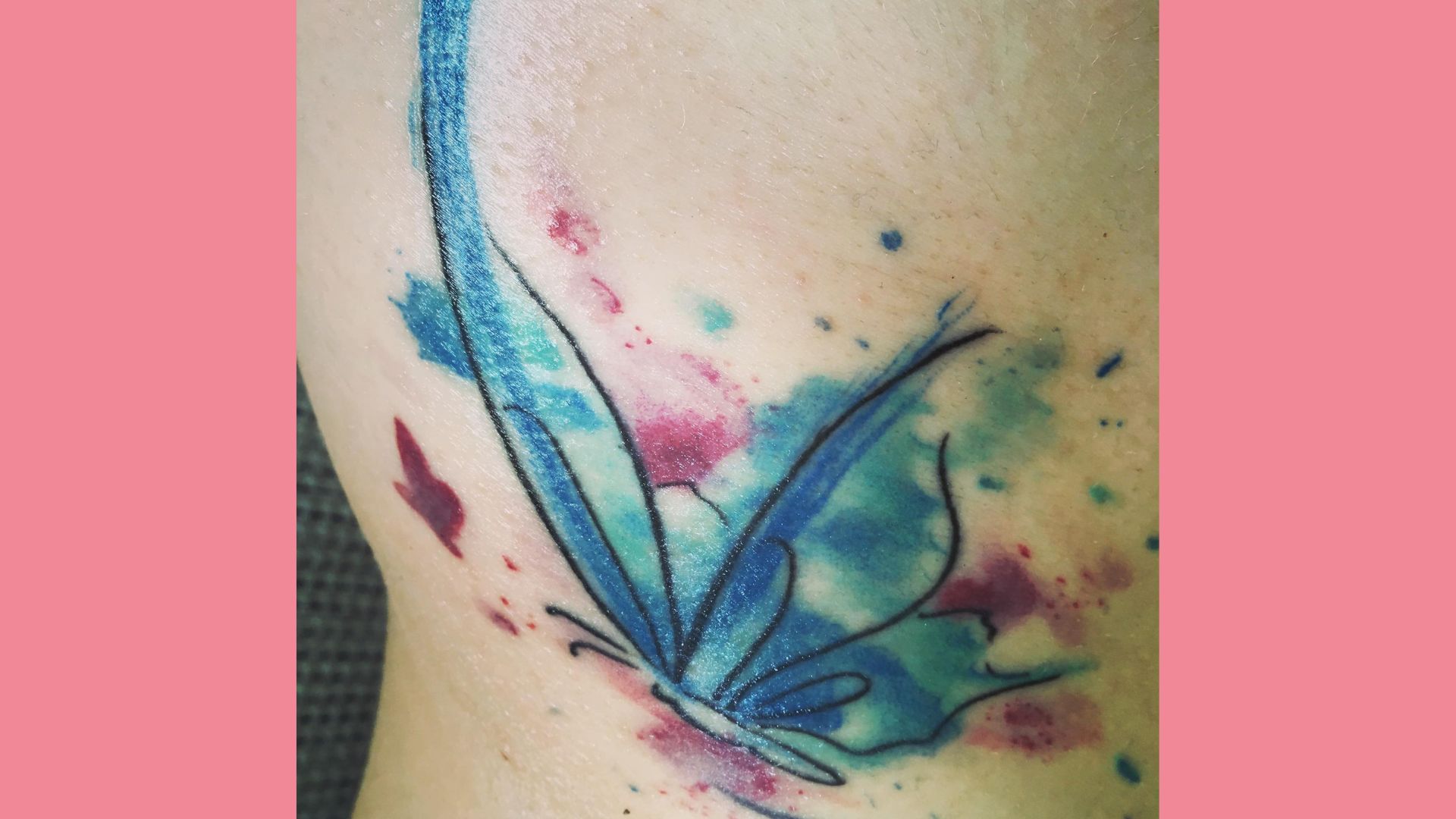 Ein bunter Schmetterling aus Aquarell-Farben als Sternenkind-Tattoo.