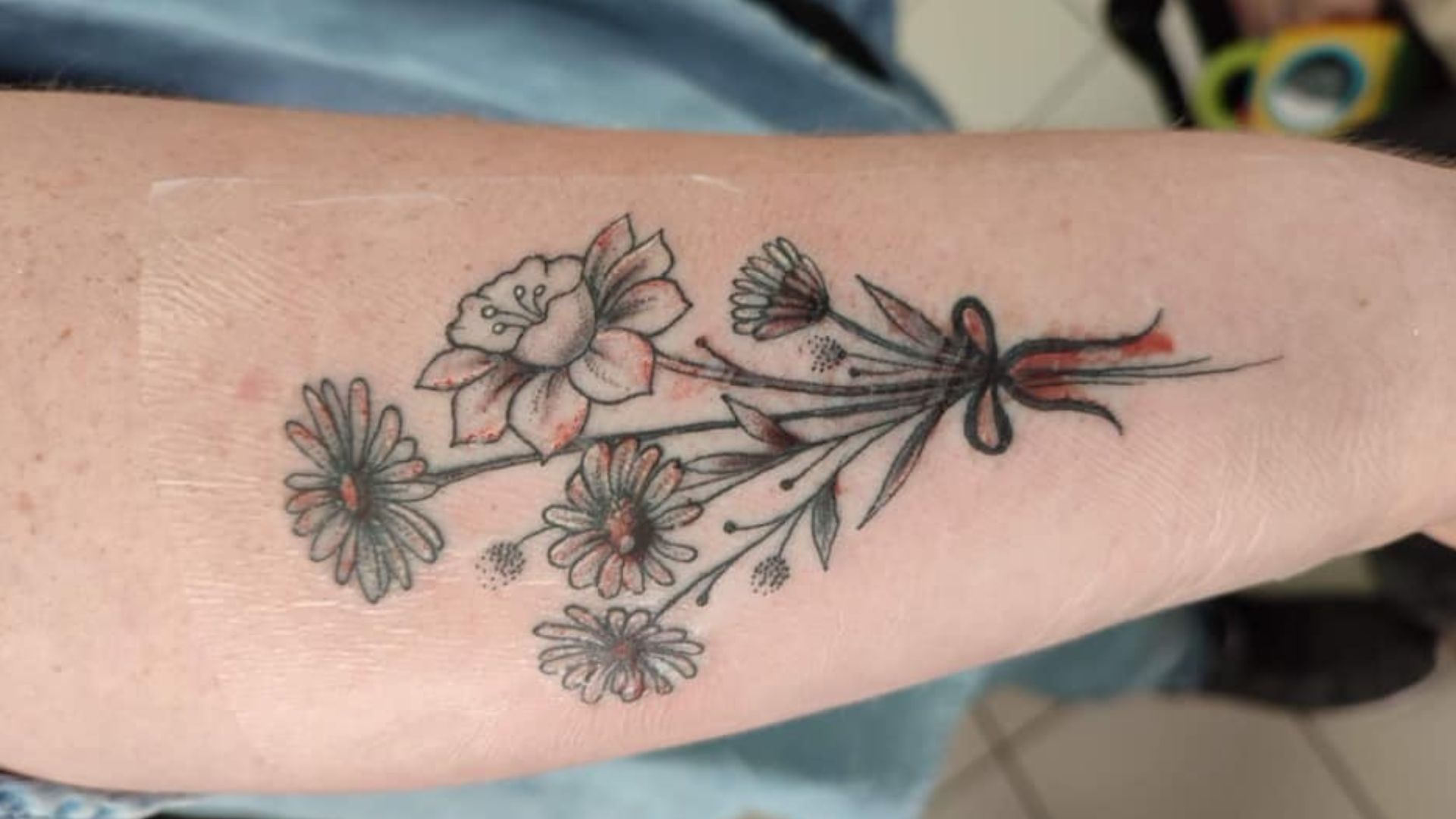 Besondere Sternenkinder-Tattoos: Geburtsblumen von Sternchen und Geschwistern.