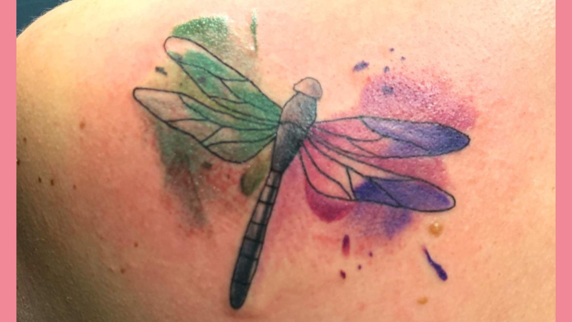 Eine bunte Libelle als Tattoo für ein Sternenkind.