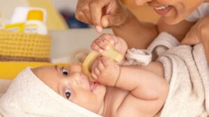 Babys genießen sanfte Berührungen und viel Körperkontakt.