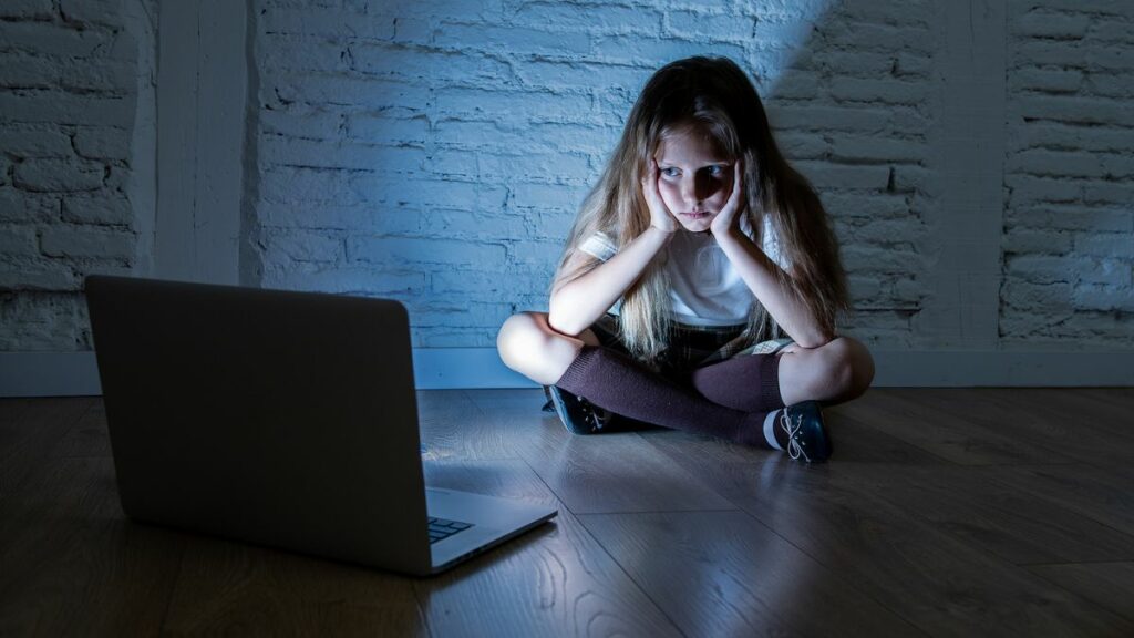 Gefahr aus dem Internet: So schützt du dein Kind vor Cybermobbing
