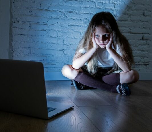 Die Tipps unserer Expertin helfen dir, dein Kind vor Cybermobbing zu schützen.