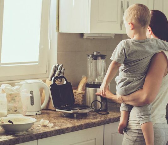Kochen mit Kind auf dem Arm – und die Küche muss nachher auch noch geputzt werden...