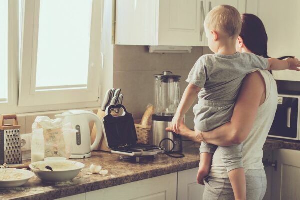 Kochen mit Kind auf dem Arm – und die Küche muss nachher auch noch geputzt werden...