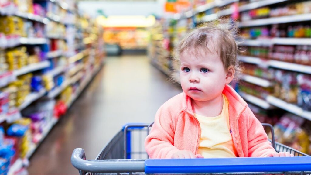 Kind im Einkaufswagen fixieren: „Mama-Hack” löst Empörung aus