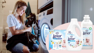 Frau sitzt vor Waschmaschine mit Wäsche