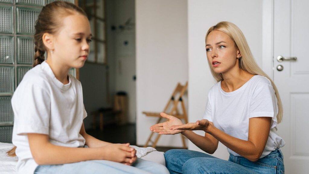 „Mein Kind bringt AfD-Parolen aus der Schule mit – was soll ich tun?”