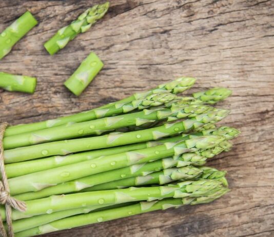 Spargel ist in der Stillzeit erlaubt, kann aber den Geschmack der Muttermilch beeinflussen.