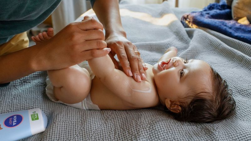 Zarte Babyhaut benötigt sorgfältig ausgewählte Pflegeprodukte. Foto: NIVEA