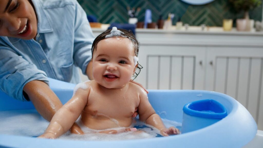Die besten Tipps für ein klitschnass-entspanntes Baby-Bad